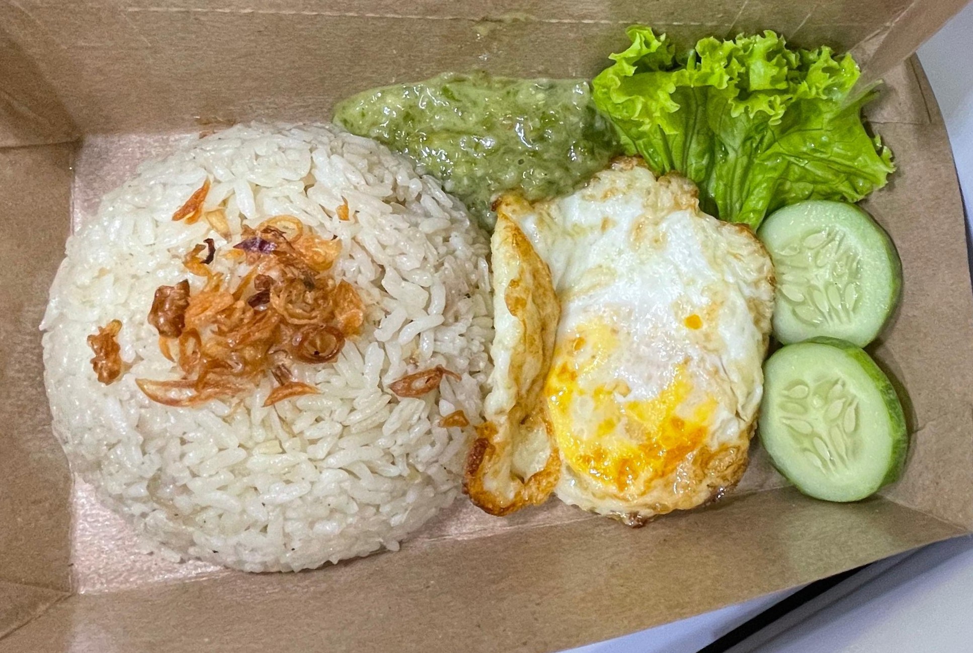 Nasi Liwet Telur Ceplok dengan sambal dan lalapan